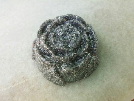 Orgonita táctica con forma de rosa.